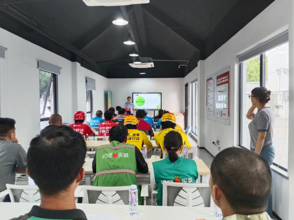 出彩速配 外卖快递小哥变“移动探头”，上报无证经营、食材变质等线索可获积分换奖励